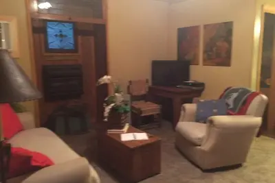 Image de Peut accueillir 4, un lit queen, un plein. Lit, canapé-lit