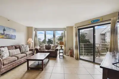 Image de Magnifiquement mis à jour au 4ème étage Villa, à quelques pas de l'océan et la piscine!