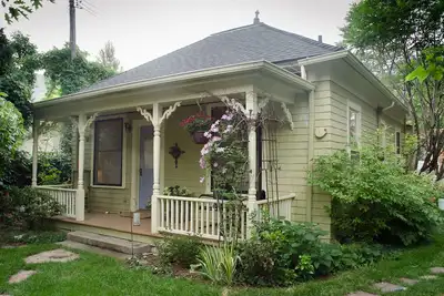Image de Chalet accueillant et atelier d'artiste dans le vieux quartier historique de North End