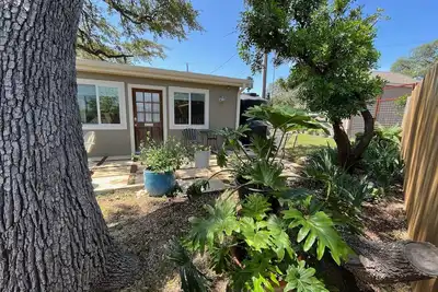 Image de Rare Find, Cosy Cottage, retraite du lac Travis pour deux! Artsy et luxueux!