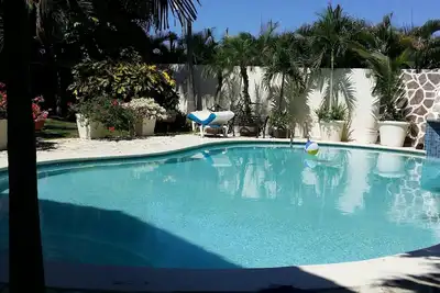 Image de 5-Bd Villa accueillante avec piscine, près de tout!