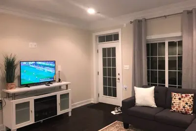 Image de Géant 3 chambres / 4 salles de bain sous-sol Condo HighEnd