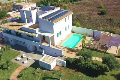 Image de Magnifique villa avec piscine, bain à remous et jardin, à 300m de la plage