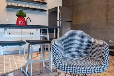 Image de Suite moderne et industrielle de 1050 pieds carrés pouvant accueillir 6 personnes