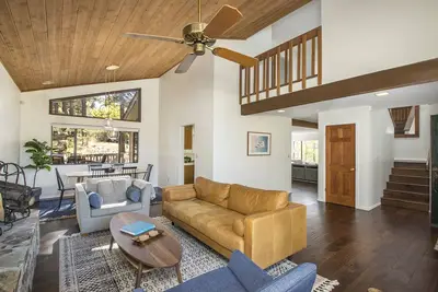 Image de Flagstaff Chalet - Modern, mise à jour, spacieuse maison de montagne