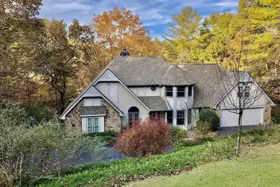 Image de Beautiful Mountain Chateau - Spa, Wifi, Golf, beaucoup d'espace!