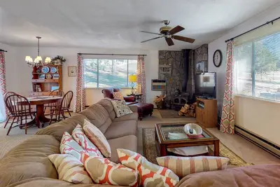 Image de Escapade rustique, les chiens avec une piscine partagée, tennis, et accès à la plage à proximité