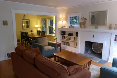 Spacieux Ladd's AdditionTownhouse pour les locations prolongées
