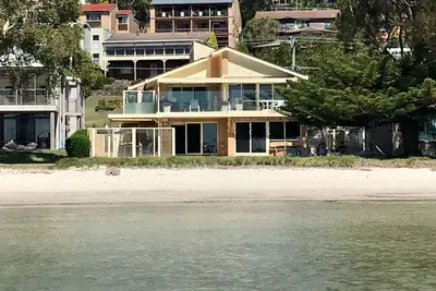 Image de 'Sandy Beach House Corlette' - Bord de l'eau, Wifi, Climatisation et Foxtel