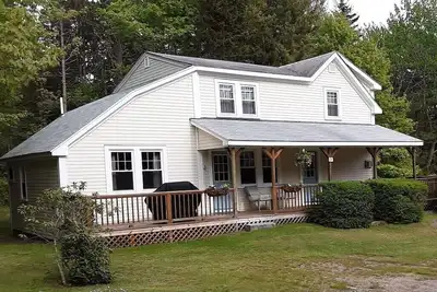 Image de Sur Sebasco Estates, maison de 3 chambres, vue sur l'océan, à proximité des plages et du golf.