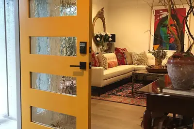 Image de Confortable et confortable avec une sensation luxueuse Belle cour, douche et douche extérieure