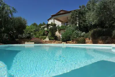 Image de Villa de charme, vue mer, jardin paysager, piscine, élégance et qualité.