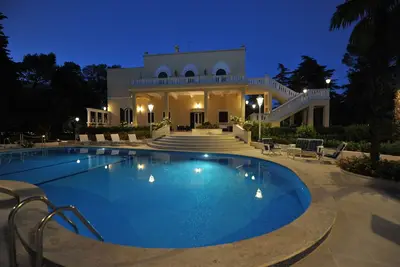 Image de Superbe villa de conte de fées avec piscine privée et à 5 minutes à pied de la ville