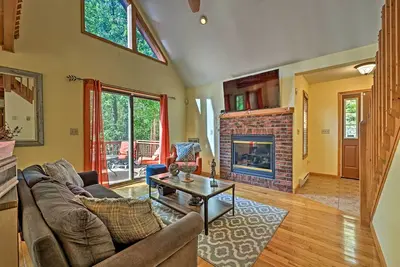 Image de Lake Ariel Cabin w / Deck - Accès au lac, à la piscine et au ski!