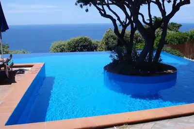 Image de Détendez-vous et la mer: une chambre avec terrasse et piscine
