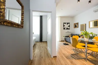 Image de 2 chambres (+2 pièces supplémentaires), 2 salles de bain, climatisation, situé au centre