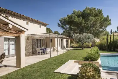 Image de Bastide Blanche : Villa avec piscine et terrain de pétanque à Lourmarin.
