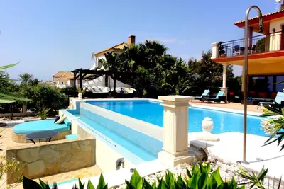 Image de Luxueuse villa moderne avec piscine à débordement et vues exceptionnelles