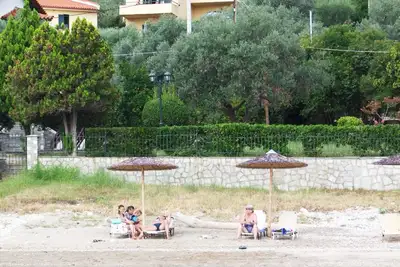 Image de Appartement avec balcon et jardin au bord de la mer, loin du tourisme de masse