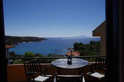 Image de Balcon et jardin droit sur la mer loin du tourisme de masse, en Angobot Juin