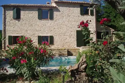Image de Maison en pierre rénovée avec goût avec piscine dans un endroit à flanc de colline absolument calme