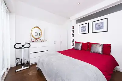 Image de Appartement de jardin de 3 chambres avec des liaisons de transport incroyables, Shepherd's Bush Westfield