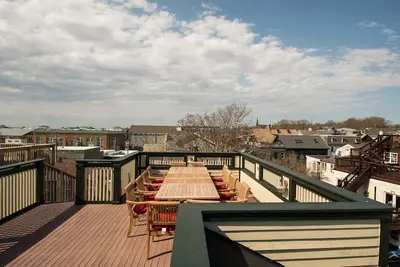 Image de 5 chambres avec vue sur le port du centre-ville de Newport