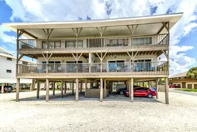 Image de Belle villa de plage récemment rénovée nichée au cœur d'Indian Rocks Beach