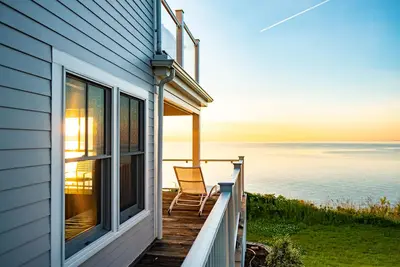 Image de Cliff side home directement sur la baie de Cape Cod avec plage privée