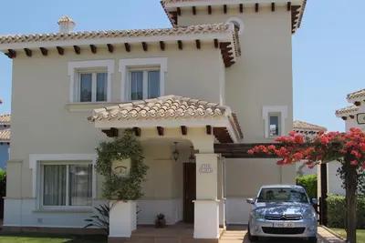 Image de Belle villa avec grande piscine chauffée, wi-fi gratuit et climatisation dans toutes les chambres.