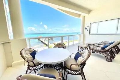 Image de Réveillez-vous au bord de la mer! ! ! Nouveau 2br / 2. 5ba ou 1br / 1. 5ba 3ème étage Condo à Grand Caribe