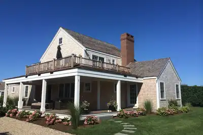 Image de Lux, New Surfside Compound. Étapes de la plage