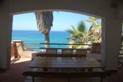 Image de Villa Bosa, appartement front de mer dans le quartier de Bosa, escalier privé menant à la plage Wi