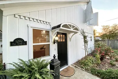 Image de Découvrez l'histoire dans une maison de transport originale située derrière une maison coloniale.