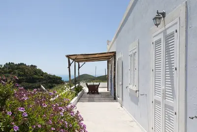 Image de Maison avec terrasse donnant sur la mer et les collines dans la zone verte de Campo Inglese, Ponza