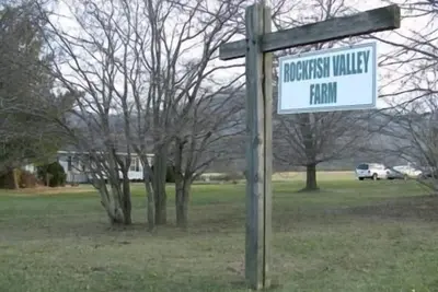 Image de entouré par les montagnes, les brasseries des rivières, les cidreries, les vignobles, l'At et Brp