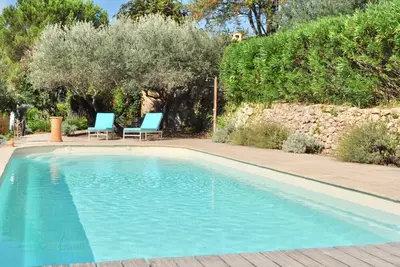 Image de Arts &Flores : Location saisonnière en Provence Climatisation, piscine privée (chauffée) et Wifi