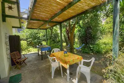 Image de Casa Ardesia: Une maison individuelle joyeuse entourée de verdure.