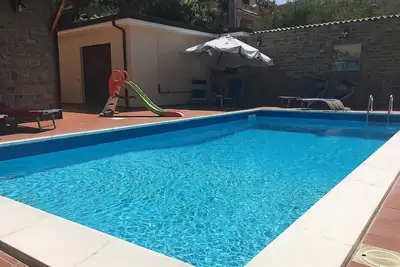 Image de Villa Ludovica: Un appartement élégant et accueillant qui fait partie d'une villa située sur une colline.