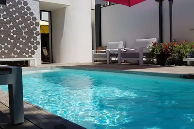 Image de villa d'architecte, contemporaine climatisée avec piscine chauffée