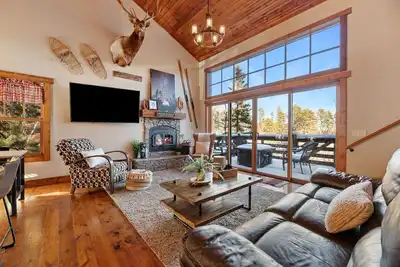 Image de Lookout Tower-By Deadwood, sentiers de Vtt, w / accès à la piscine, de superbes vues, A / C, un jacuzzi!