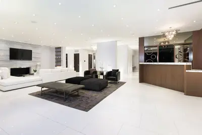 Image de Los Angeles moderne immobilier court de tennis et Pool- 5 Minutes To Le célèbre Rodeo Drive!