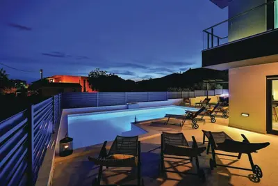 Image de Maison de vacances entièrement équipée avec 8 chambres et piscine privée.