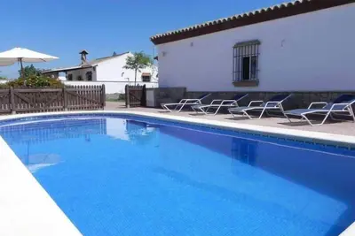 Image de Maison avec piscine privée + jardin, pour 6 personnes, 5-10min de la plage et amp; Conil, WiFi, climatisation, vélos