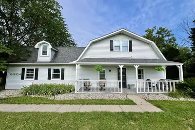 Image de 2, 270 Sq. Ft. Accueil sur 4 acres de terrain, 1 mile de Grand Park, dort 16+