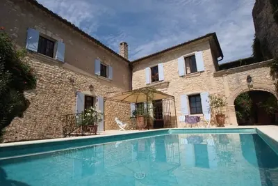 Image de Maison de pierres au bord de la rivière dans authentique village classé