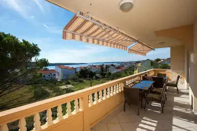 Image de Appartement de trois chambres avec la terrasse et la vue sur le mer Barbat, Rab (A-16245-c)