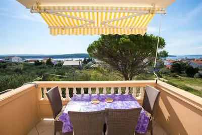 Image de Appartement de deux chambres avec la terrasse et la vue sur le mer Barbat, Rab (A-16245-b)