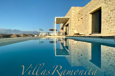 Image de Villas Ramonita, villa de luxe avec piscine à débordement et vue imprenable sur mer et montagne