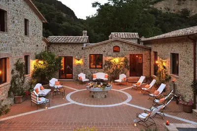 Image de Villa Bellissima est une propriété de luxe en Ombrie, avec piscine privée, jacuzzi, 6 chambres et 6 salles de bain